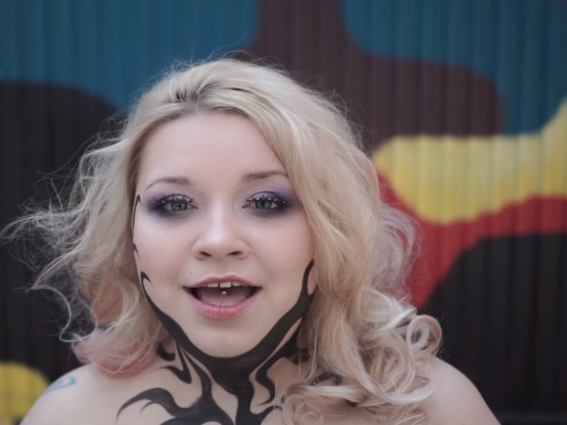 Снимавшая Тарзана с любовницей певица сбежала из страны перед судом