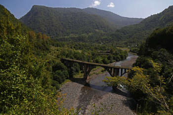 В Абхазии туристку с тремя детьми унесло в море