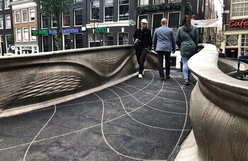 В Амстердаме появился первый в мире мост, напечатанный на 3D-принтере