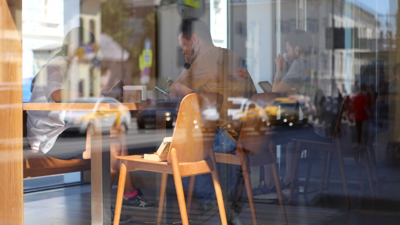 В кафе по расписанию: москвичи на 10% сократили траты на общепит