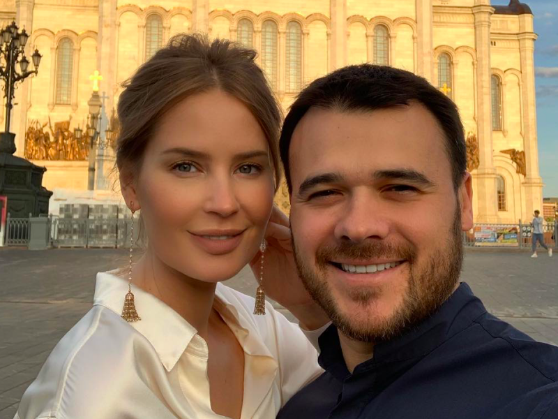 «Влюбленные взгляды, поцелуи и объятия»: в Интернете обсуждают воссоединение Эмина Агаларова с бывшей женой