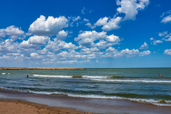 Двух человек унесло в море в Дагестане