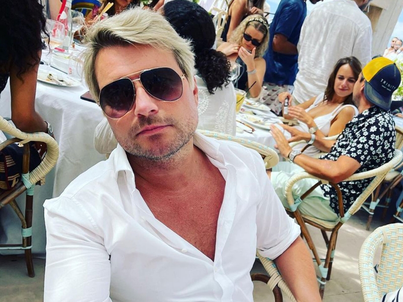 Лещенко аж обалдел: Басков устроил жаркие танцы на стуле с бутылкой