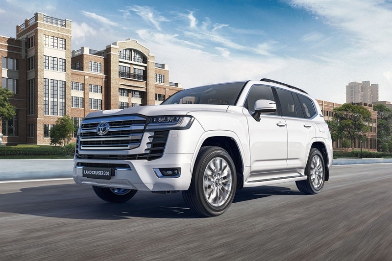 Новый Toyota Land Cruiser 300 в России: теперь и с дизелем
