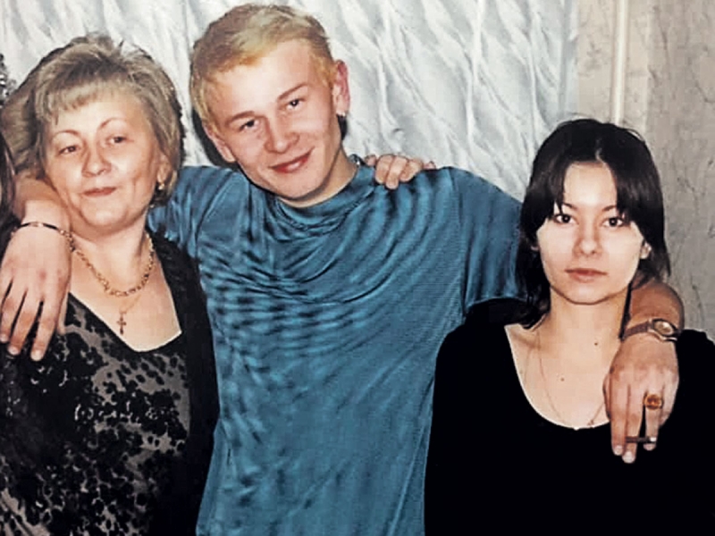 Сестра «отпетого мошенника» избила его больную жену