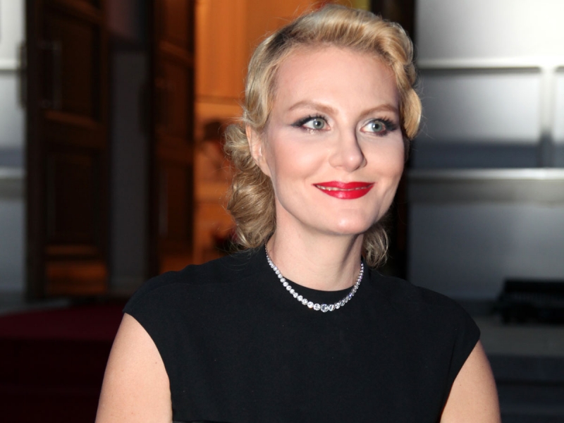 «Шик»: 54-летняя Рената Литвинова произвела фурор на дебютном модном показе дочери