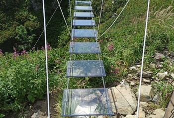 В горах в Сочи построили первый в РФ прозрачный подвесной мост