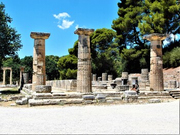 В Греции лесной пожар добрался до Древней Олимпии