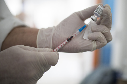 В Греции от COVID-19 впервые умер полностью привитый пациент