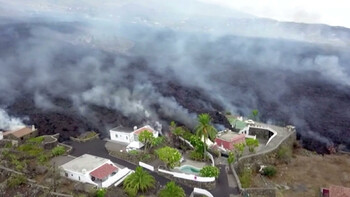 Аэропорт на Канарских островах закрыт из-за извержения вулкана