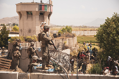 Американцев заставили стереть оскорбительные надписи в аэропорту Кабула