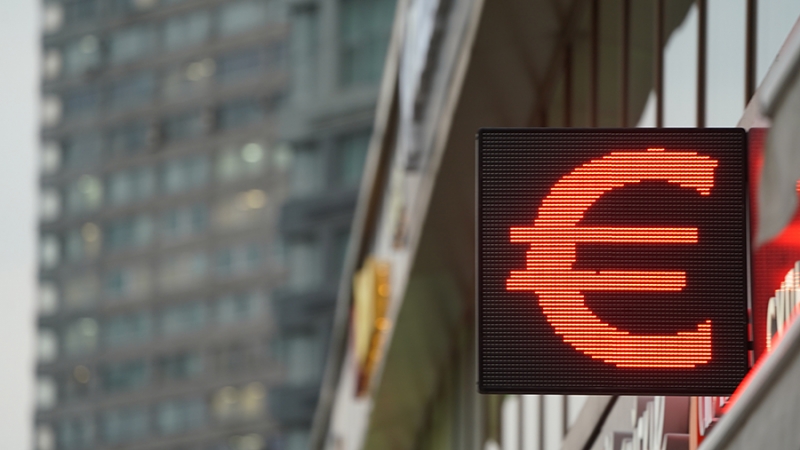 Евро опустился до 85,06 рубля впервые с июля 2020 года