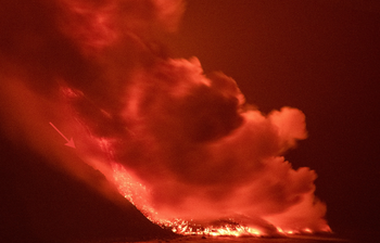 Лава от извергающегося вулкана на острове Пальма достигла океана (ВИДЕО)