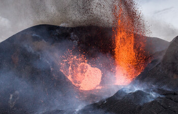 Лава продолжает разрушать постройки на одном из Канарских островов