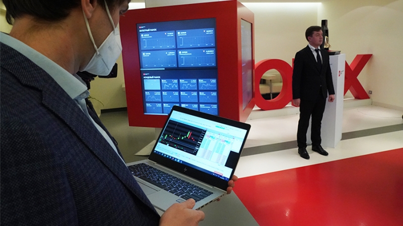 Рынок акций России открылся ростом «голубых фишек» в пределах 2%