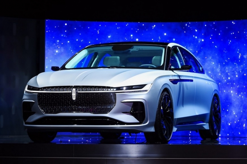 Серийный Lincoln Zephyr раскрыт досрочно: седан почти полностью сохранил дизайн предвестника