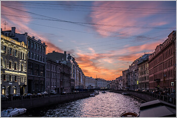 В Петербурге прогулочный катер столкнулся с мостом и затонул