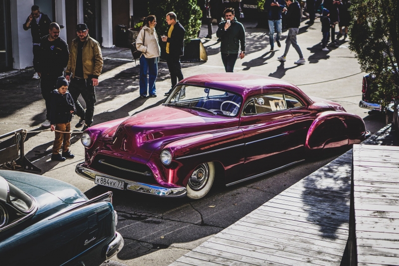 Выставка классических и кастомных автомобилей WHEELS AND CHAINS 2021