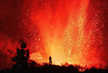 Аэропорт на острове Пальма возобновил работу, несмотря на извергающийся вулкан