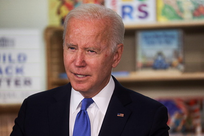 Байден прокомментировал состояние Клинтона и постучал по дереву