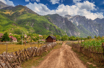 Четверо туристов из РФ найдены мёртвыми в отеле в Албании  