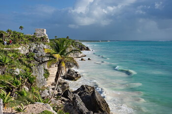 На курорте в Мексике туристы погибли в перестрелке наркобанд
