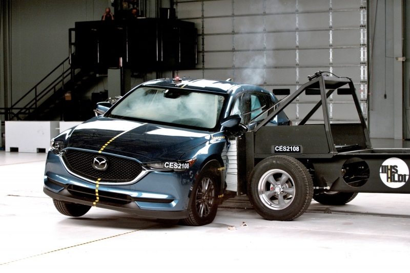 Новый боковой краш-тест IIHS и 20 компактных кроссоверов: справился только один!