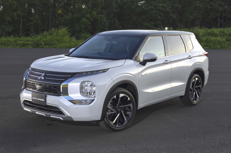 Новый гибридный кроссовер: в Mitsubishi рассекретили внешность Outlander PHEV