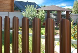 Штакетник для забора: преимущества использования