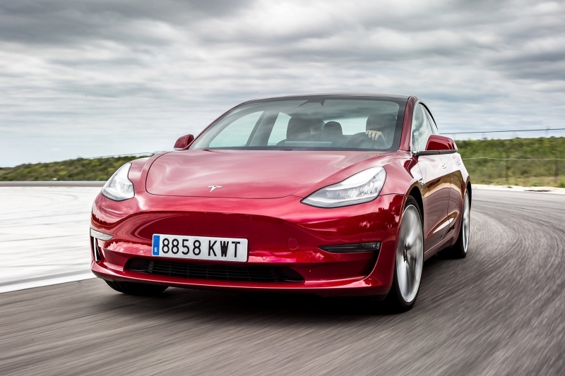 Tesla Model 3 вырвалась в лидеры европейского авторынка, VW Golf скатился на 4 место