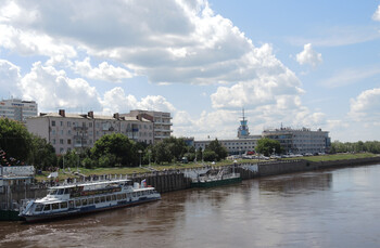 В аэропорту Омска с рейса сняли пьяного пассажира в домашнем халате 