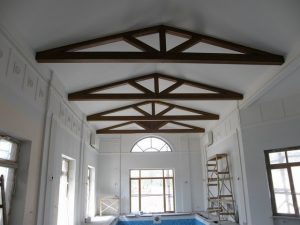 Декоративные балки в интерьере: что необходимо знать
