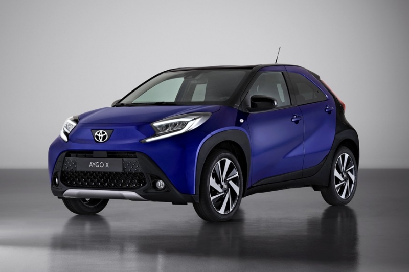Новая Toyota Aygo: теперь «кроссовер», крупнее, но с прежним мотором