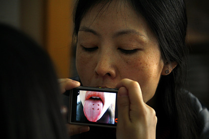 Врачи рассказали о смертельной опасности пятен на языке