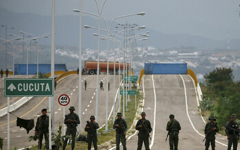 Авиарейсы приостановлены в аэропорту Колумбии из-за двух взрывов 