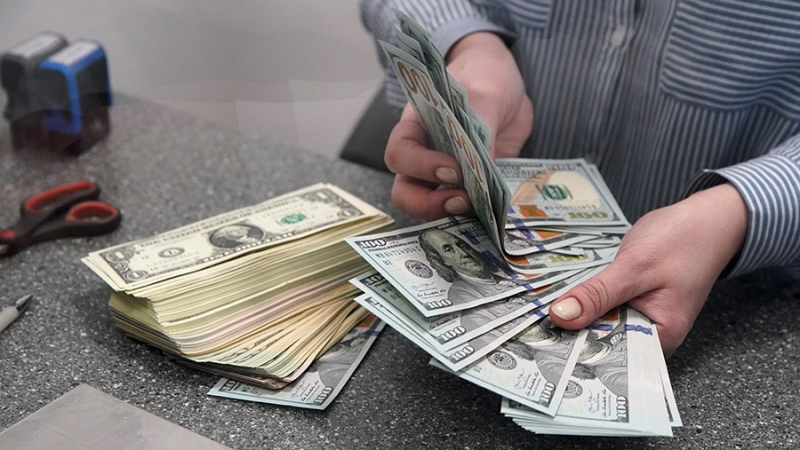 Брокер назвал лучшее время для покупки рублей