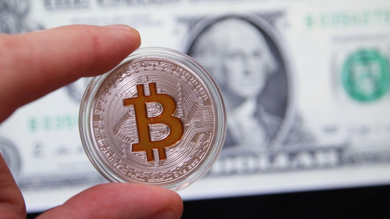 Цена биткоина за час рухнула почти на $10 тыс.