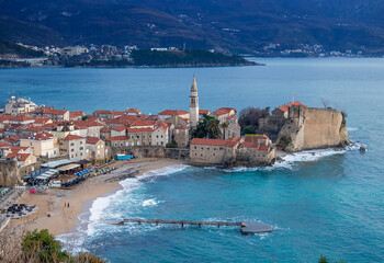 Черногория запретила въезд непривитым туристам