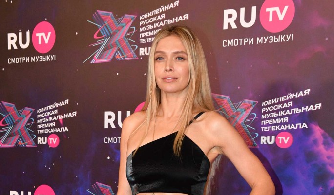 Декольте, короткие наряды и шикарная фигура: какой растет 12-летняя дочь Веры Брежневой