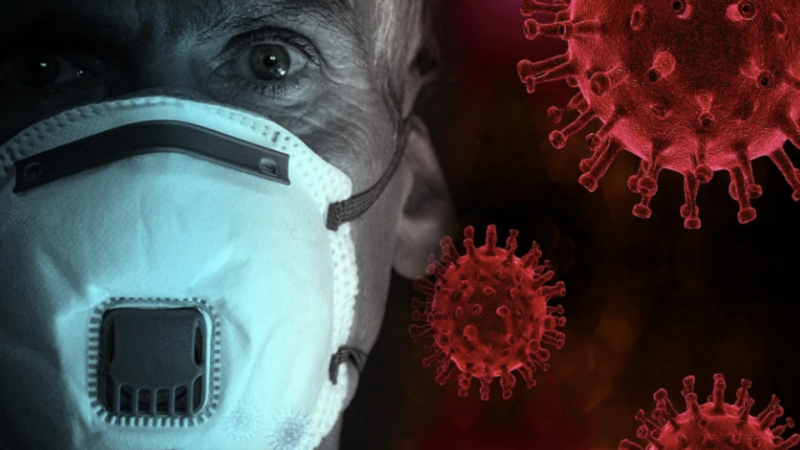 Иммунолог рассказал о снижении эффективности маски против "омикрона"