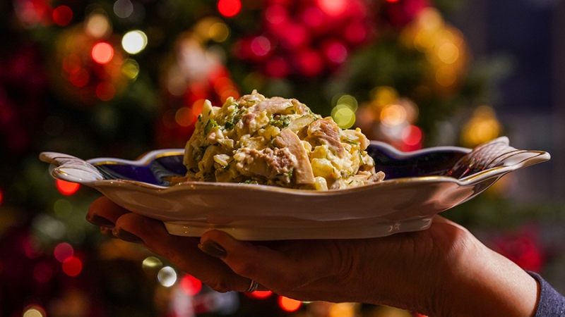 Оливье и селедка под шубой подорожали на 15–25%