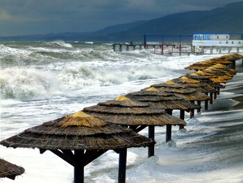 В Сочи семибалльный шторм разрушил несколько пляжей