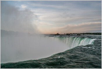 В США женщина въехала на машине в Ниагарский водопад