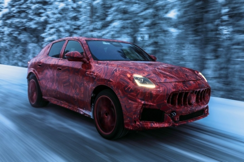 Кроссовер Maserati Grecale показался на новых фото и видео: камуфляжа уже меньше