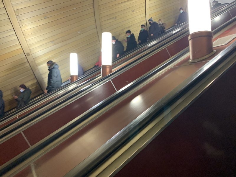 Монтаж эскалаторов завершается на станции «Кленовый бульвар»