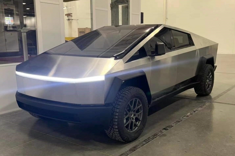 Предсерийный Tesla Cybertruck на фото и видео: без крутых колпаков и лазеров