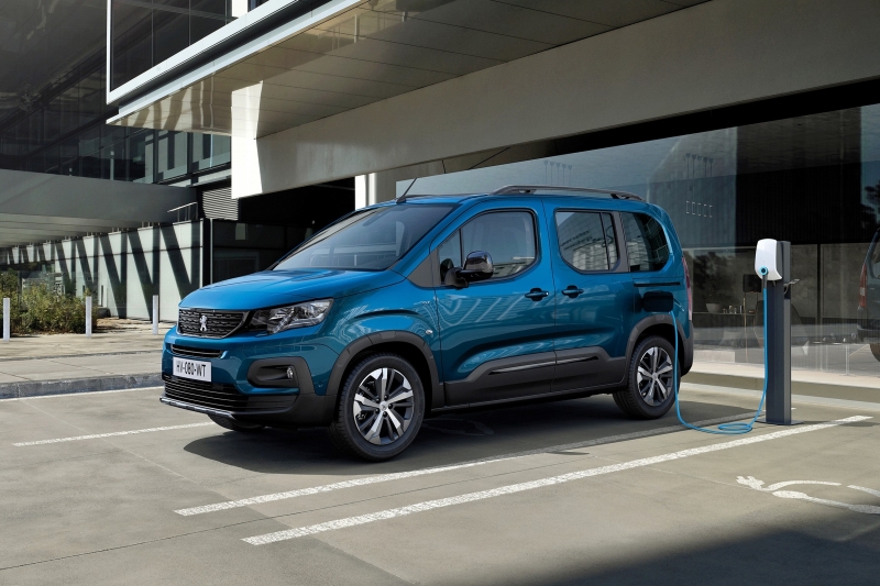 Stellantis убрал ДВС с пассажирских MPV в Европе, но есть лазейки