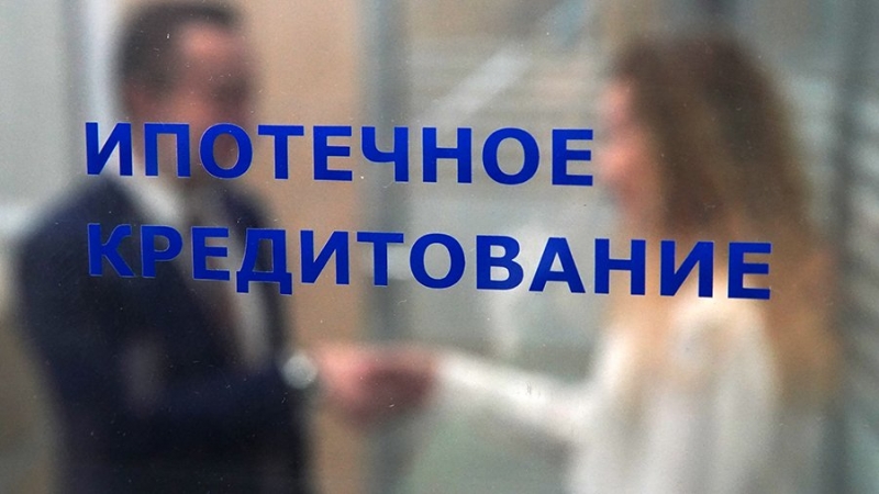 Банки активно повышают ставки на ипотеку и потребкредиты