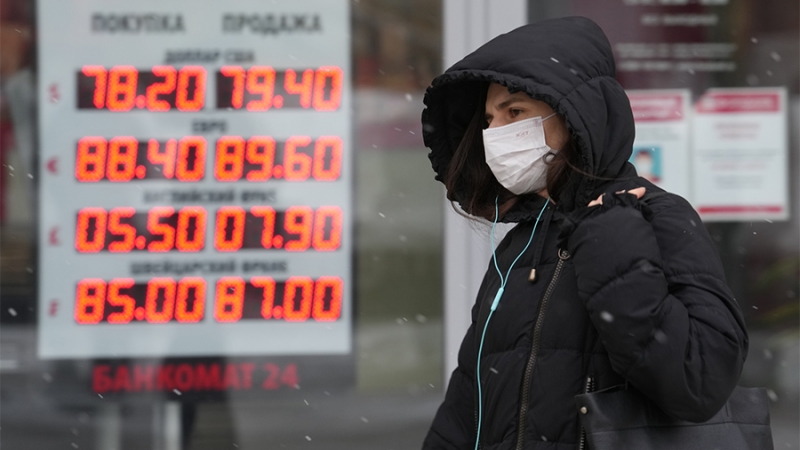 Экономист назвал условия падения доллара до 73 рублей в феврале