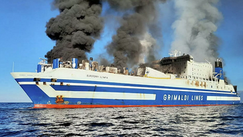 При пожаре на пароме в Греции пропали без вести 11 пассажиров